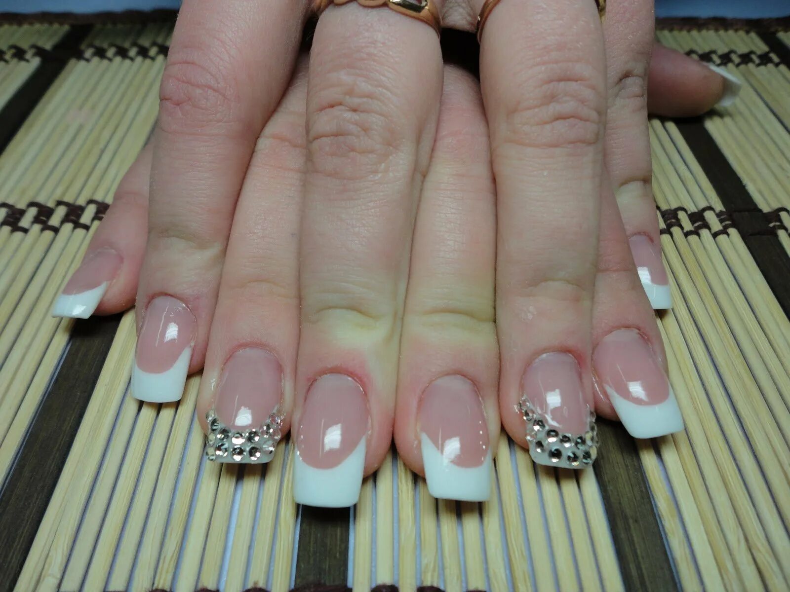 белый френч со. белый френч со стразами. френч квадрат. френч классический. белый френч со.