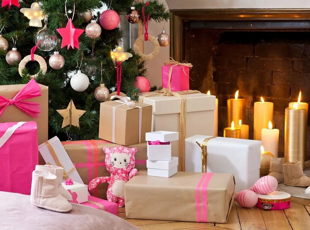 Новый год розовом. Подарки под ёлкой. Куча подарков под елкой. Новогодний сюрприз. Подарки под елку декор.