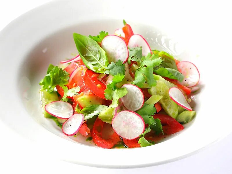 салат с огурцов помидоров и редиски. салат с редисом вид сверху. салат с редиской. салат огурец помидор редиска и лук. салат с огурцов помидоров и редиски.