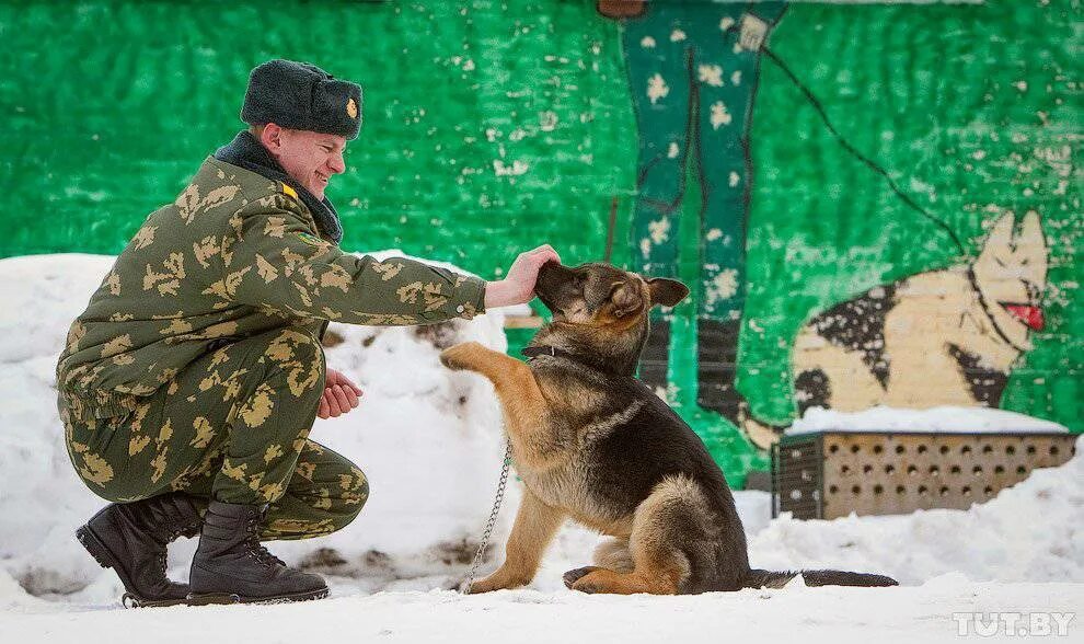 Пограничник зима. Пограничники зимой. Пограничник на посту зимой. Зимняя форма пограничников. Пограничник на границе.