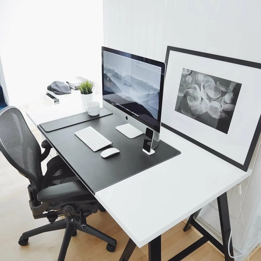 Офисное рабочее место. Рабочее место в офисе. Люди в офисе. Порядок на офисном столе. Рабочий стол в офисе.