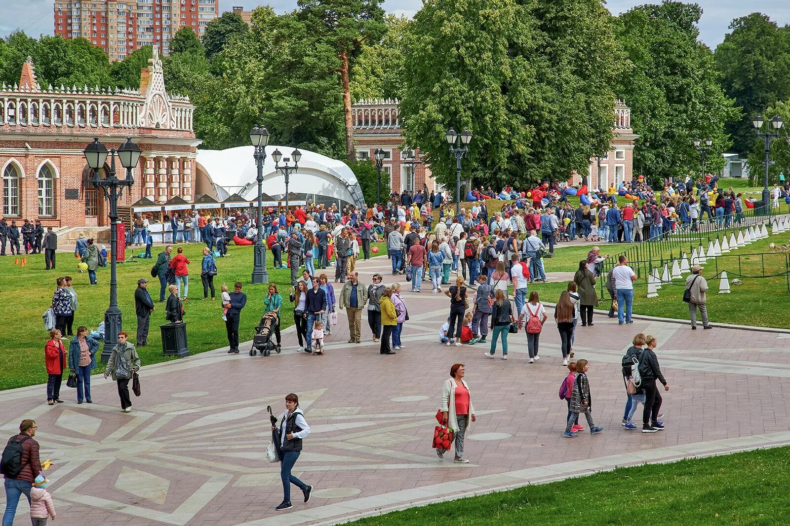 Воскресный парк. Царицыно музей-заповедник. Парк Царицыно в Москве. Парк в Царицыно Царицыно Москве. Парк Царицыно в Москве 2023.