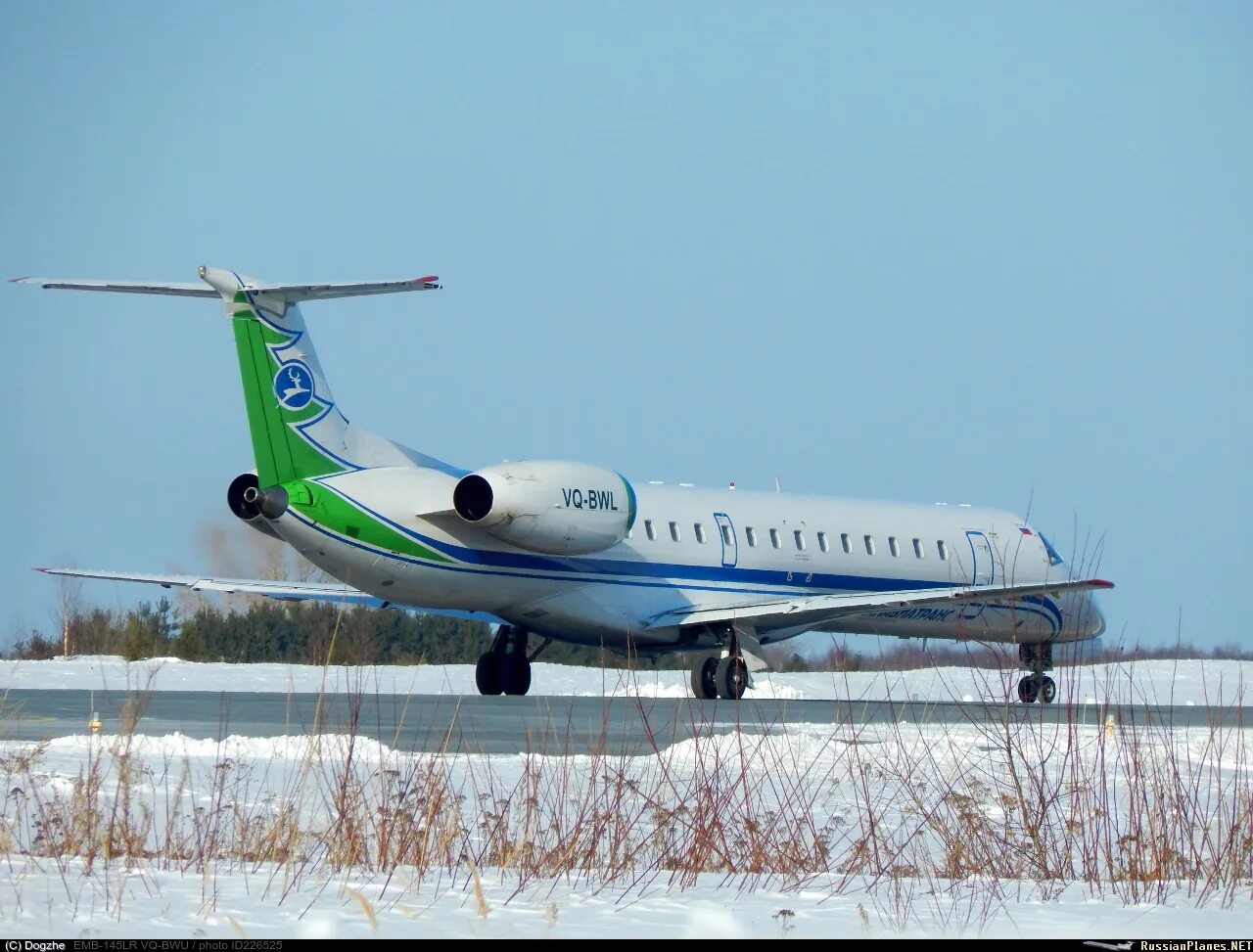 Авиабилеты победилово киров. Embraer 145 Комиавиатранс. АН-24 Комиавиатранс. Эмбраер Победилово. Аэропорт Победилово Киров самолеты.