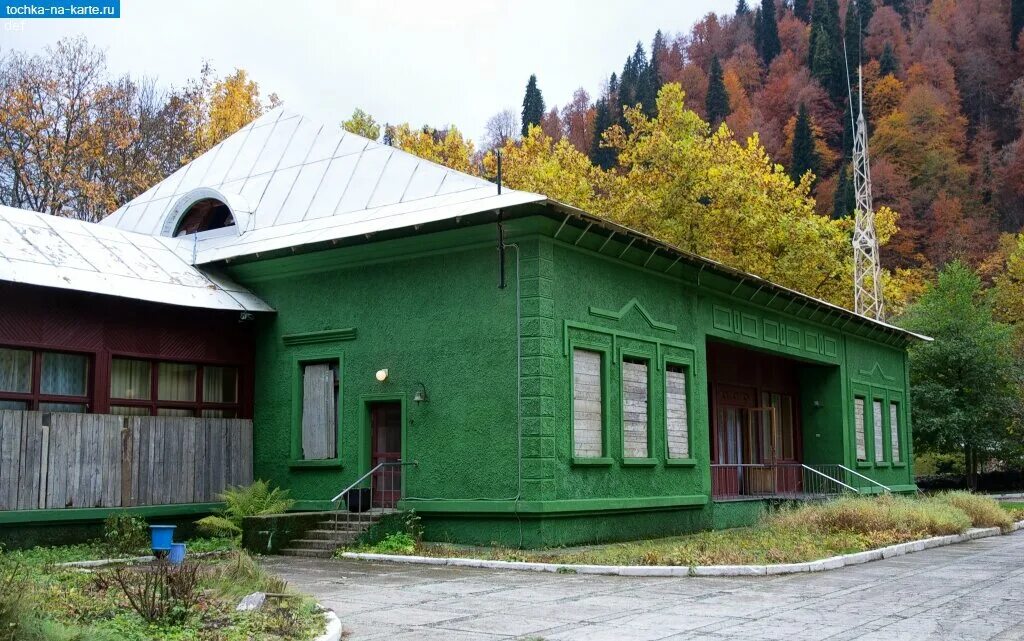 Дача сталина на озере рица. Дача сталина в абхазии на озере рица. дача сталина на озере рица разрушенная. озеро рица абхазия дача сталина фото.