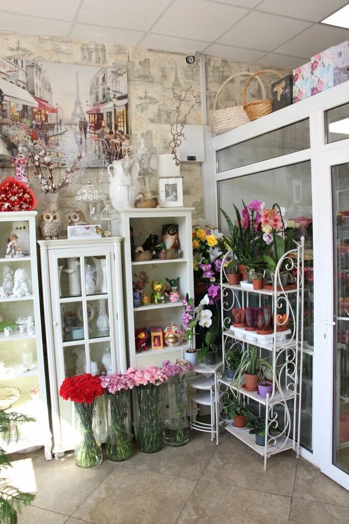 Маленький цветочный магазин. Интерьер цветочного салона. Салон цветов интерьер. Цветочный магазин внутри.