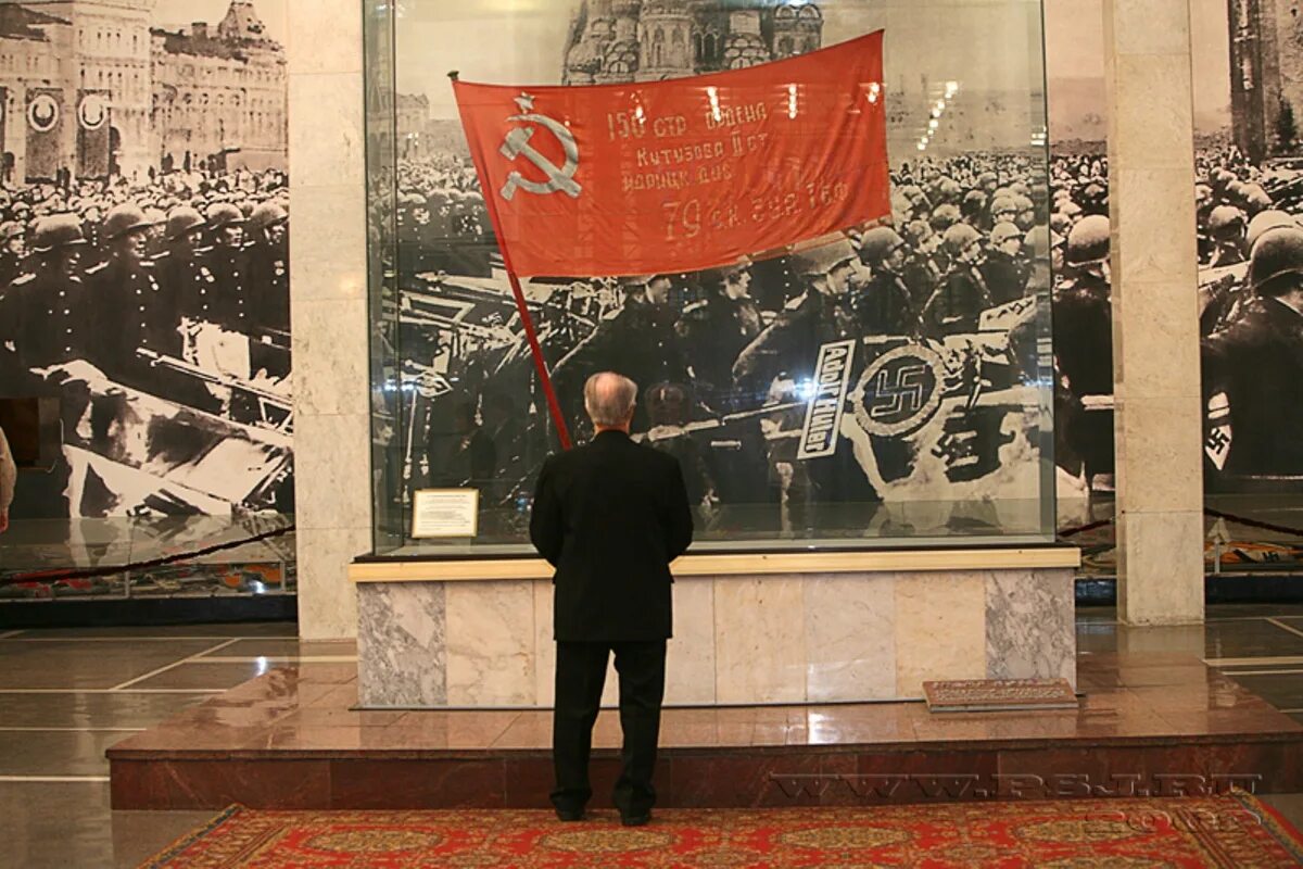 Копия знамени победы. Знамя Победы в Центральном музее Вооруженных сил. Центральный музей Вооруженных сил в Москве Знамя Победы. Знамя Победы в музее Вооруженных сил. Знамя Победы в музее Победы в Москве.