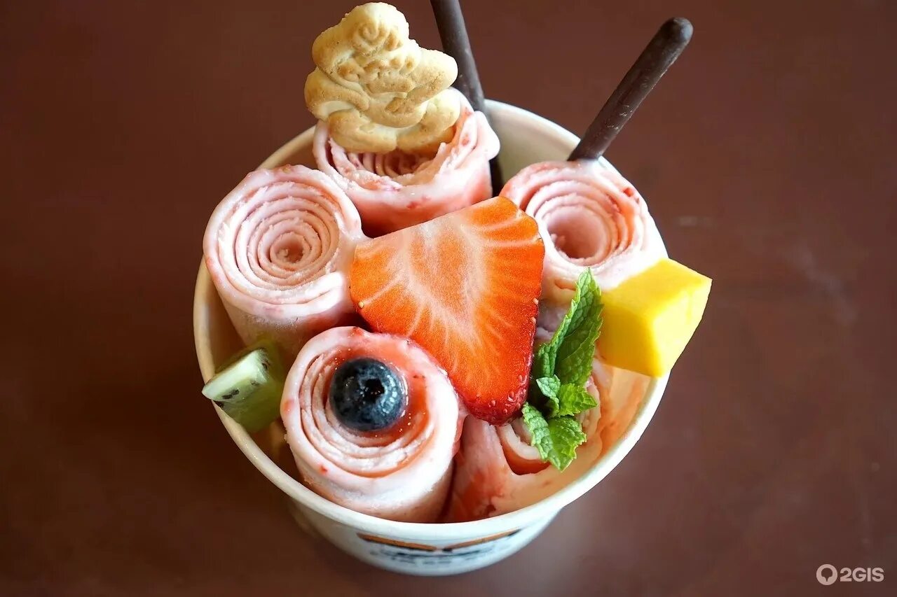 айс ролл мороженое. тайское жареное мороженое. ролл мороженое. тайское мороженое. тайское жареное ролл мороженое.