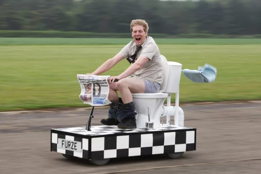 принц на коне юмор. колин ферз colin furze мотоцикл. машина унитаз. унитаз на колесиках смешные. тяга рывковая тяжелая атлетика.