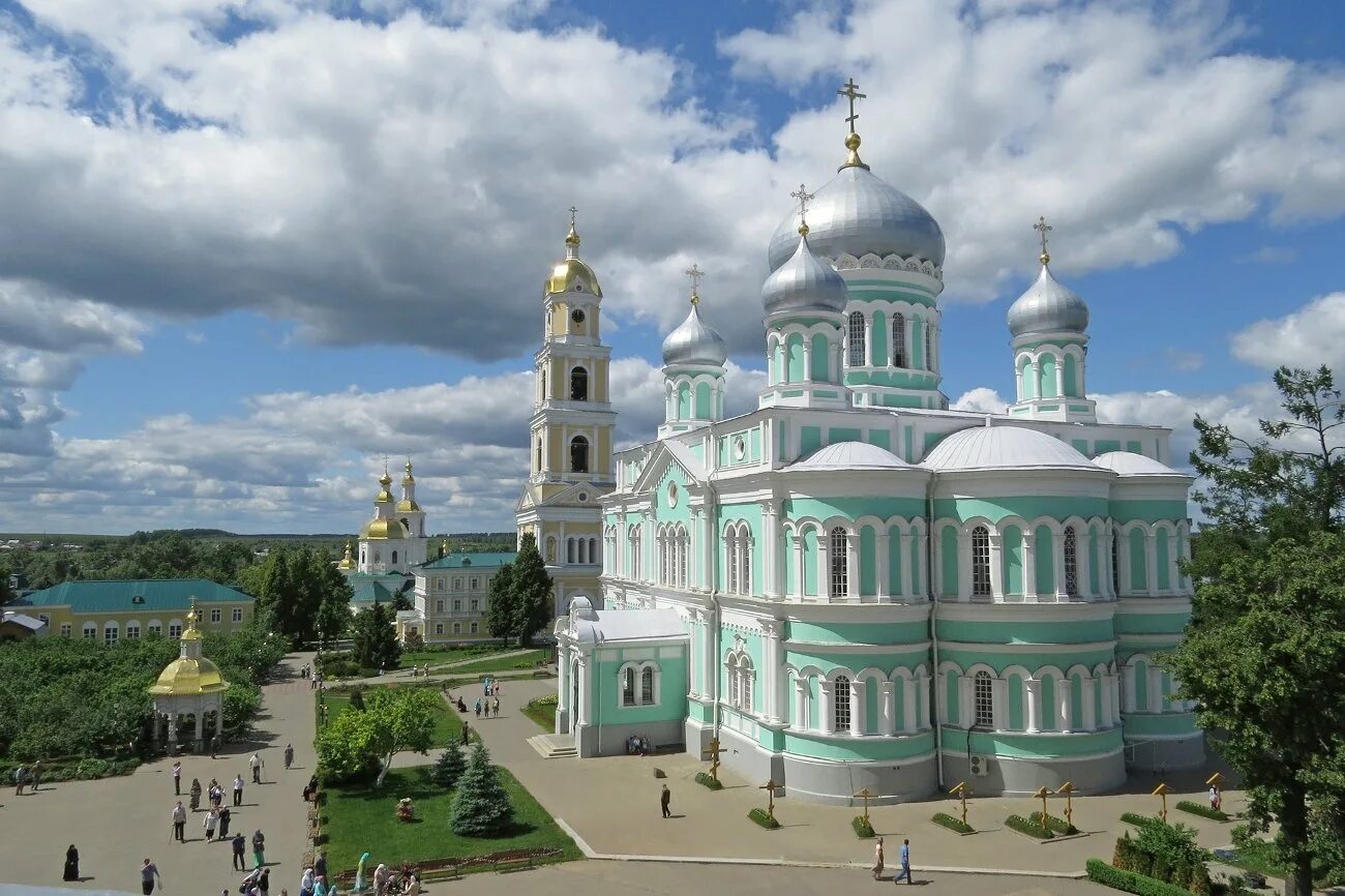 Святое дивеево где находится. Свято-троицкий серафимо-дивеевский монастырь. троицкий собор дивеево. троицкий собор серафимо-дивеевского монастыря. троицевский храм серафимо дивеевского монастыря.