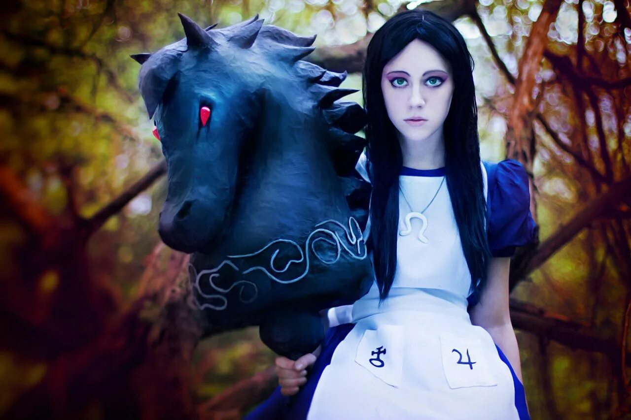 Mollyredwolf cosplay. Грей Рингмарк. Alice Madness Returns лошадка. Алиса в стране кошмаров лошадка. Alice Madness Returns Алиса с лошадкой.