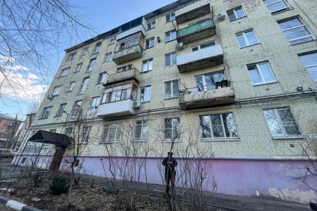 Выпала 16 этаж. Пятиэтажка. дом 4 этажа. улица из окна. состояние дома.