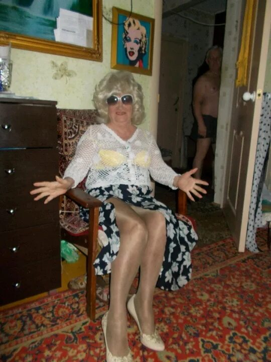 бабушки из соцсетей. чудики из социальных сетей. бабушки в социальных сетях. старухи в шортах. старые женщины в соц сетях.