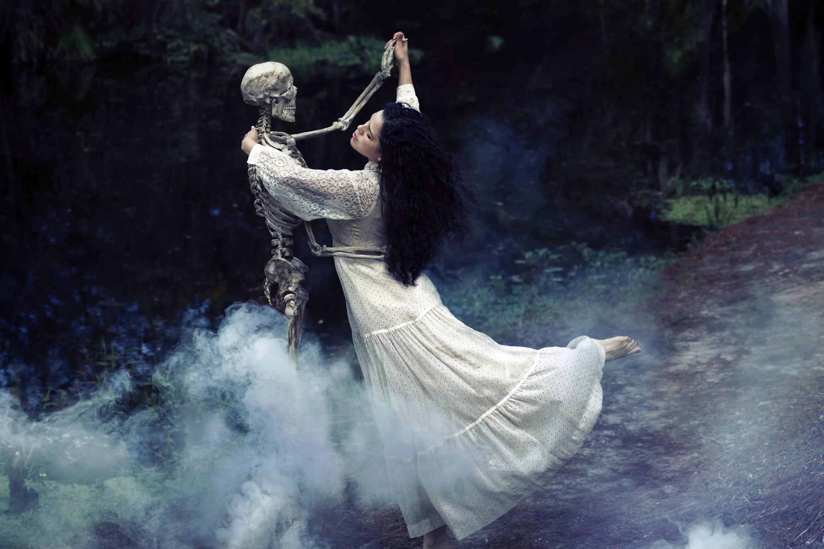 Как звучит вальс смерти. Девушка танцует. Танцы в лесу.