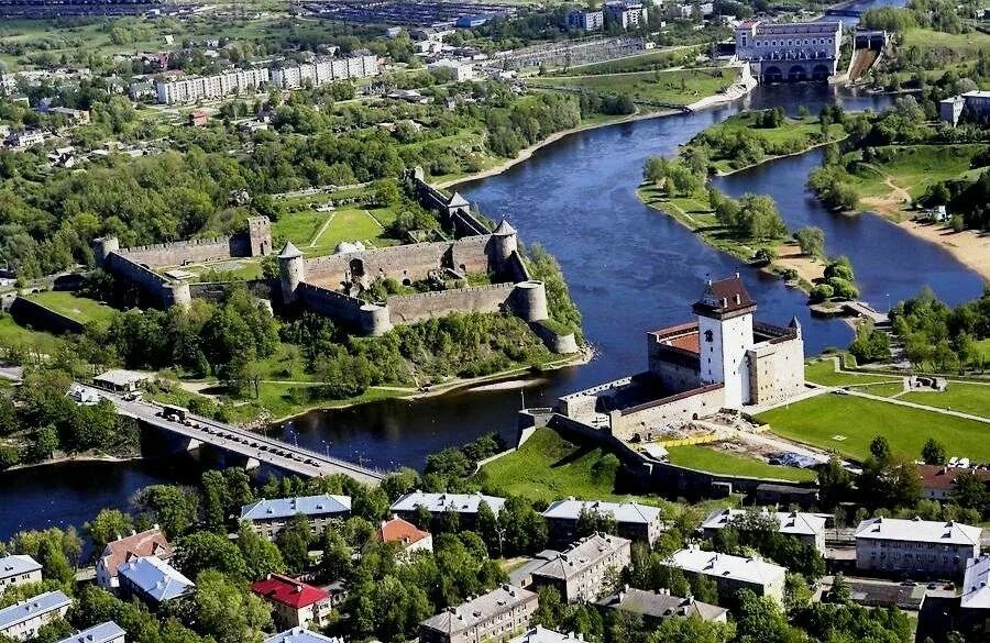 Нарвский замок нарва. Ивангород крепость. Крепость нарва и ивангород. Замок ивангород и нарва. Нарва ленинградская область.