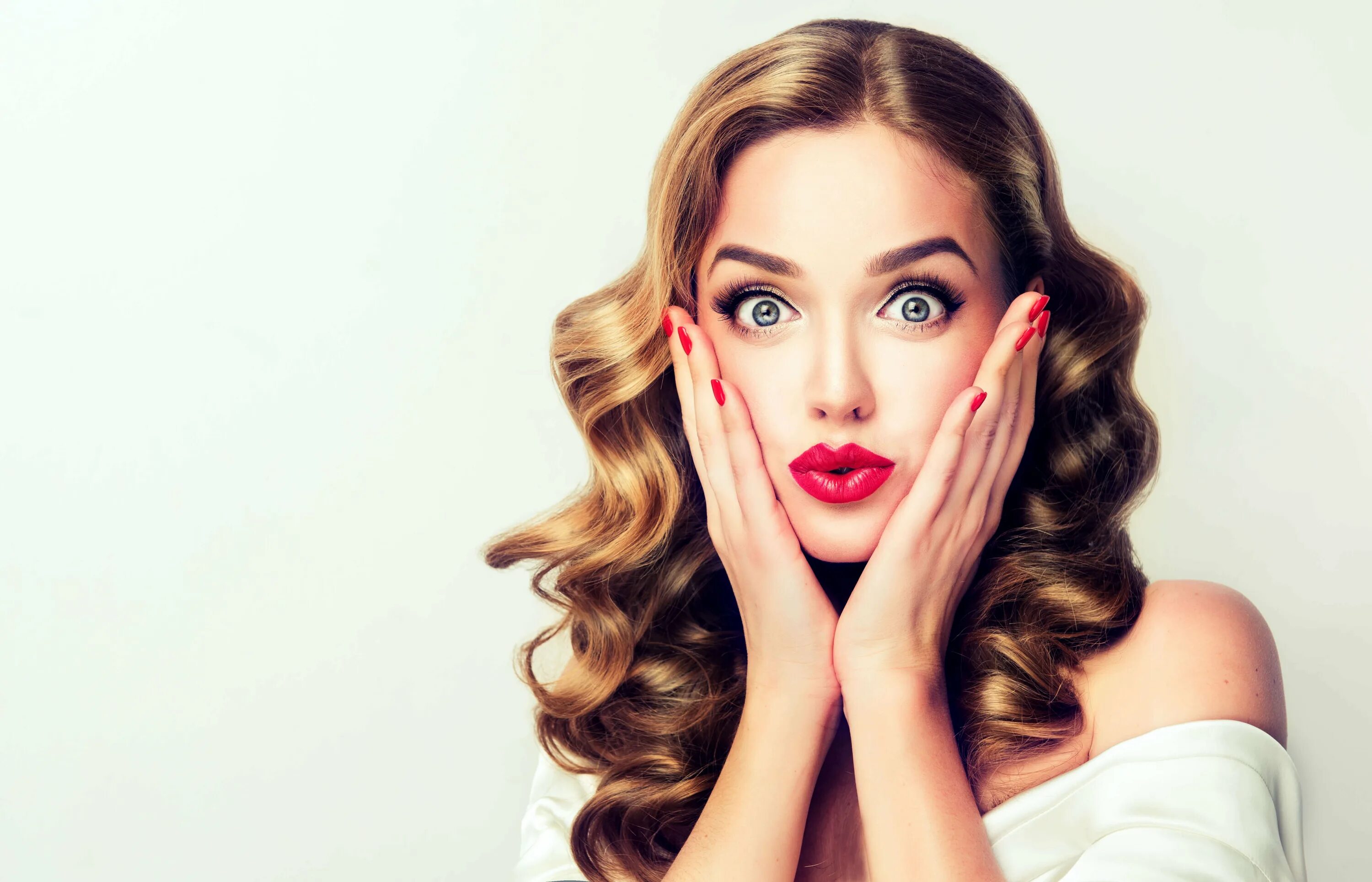 Удивленная девушка. Девушка в шоке. Красивая удивленная девушка. Девушка в шоке. Девушка эмоции.