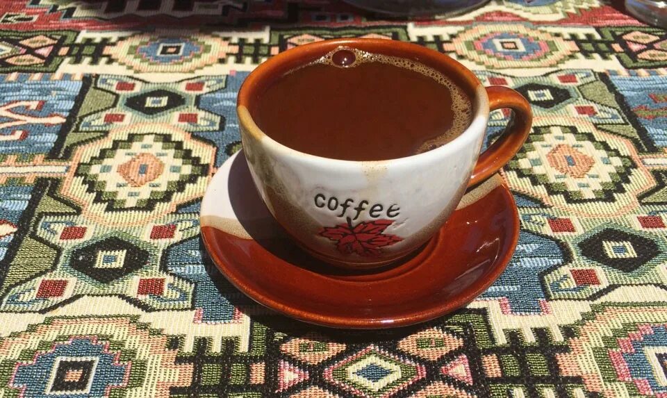 Кофе в армении. Кофе Роял Армения. Армянский кофе. Армянские чашки для кофе. Кофе по еревански.