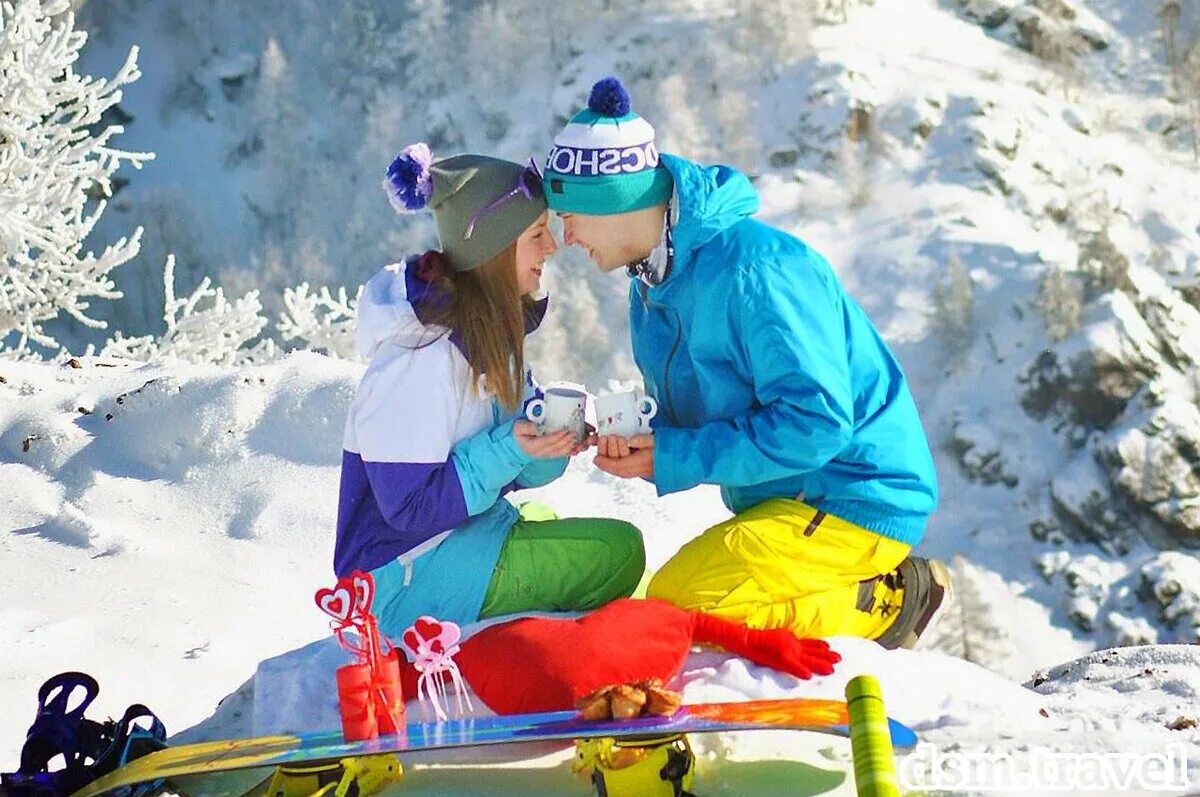 Тур на двоих в июне. Красная Поляна горнолыжный курорт. Сочи зимой влюбленные. Фотосессия в Сочи зимой. День влюбленных в горах.