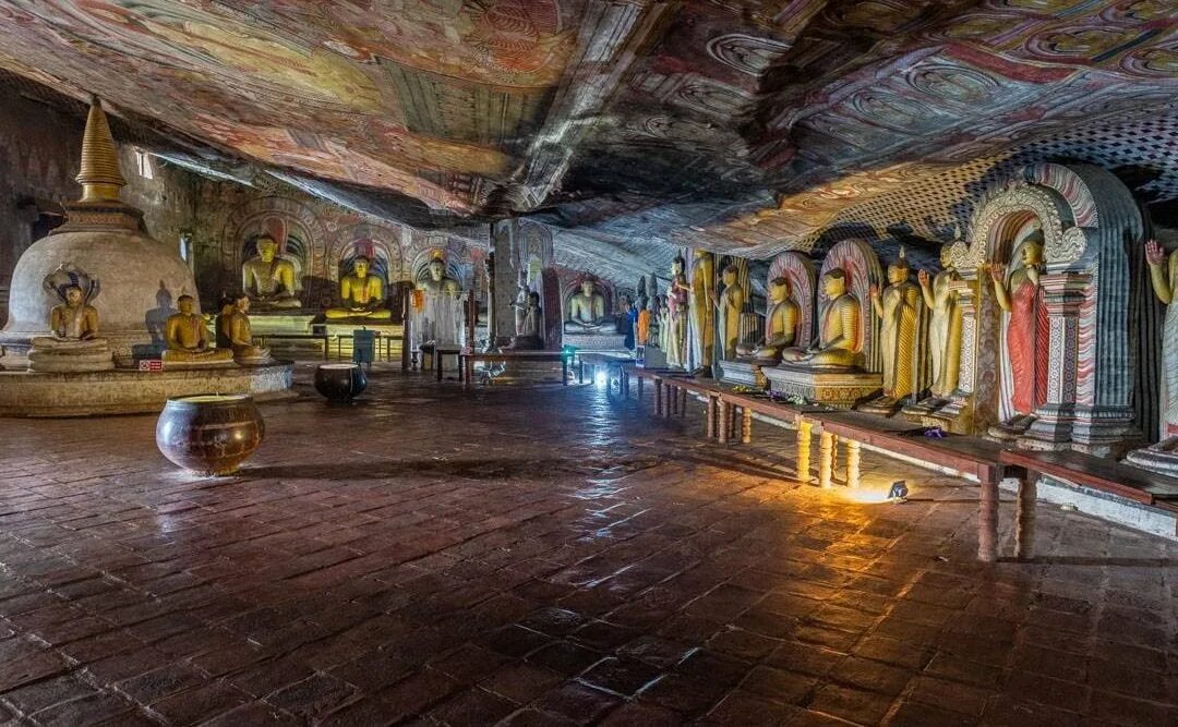 Пещерный храм Дамбулла. Пещерный храм Дамбулла Шри-Ланка. Золотой храм Дамбулла. Золотой храм Дамбулла в Шри-Ланке.