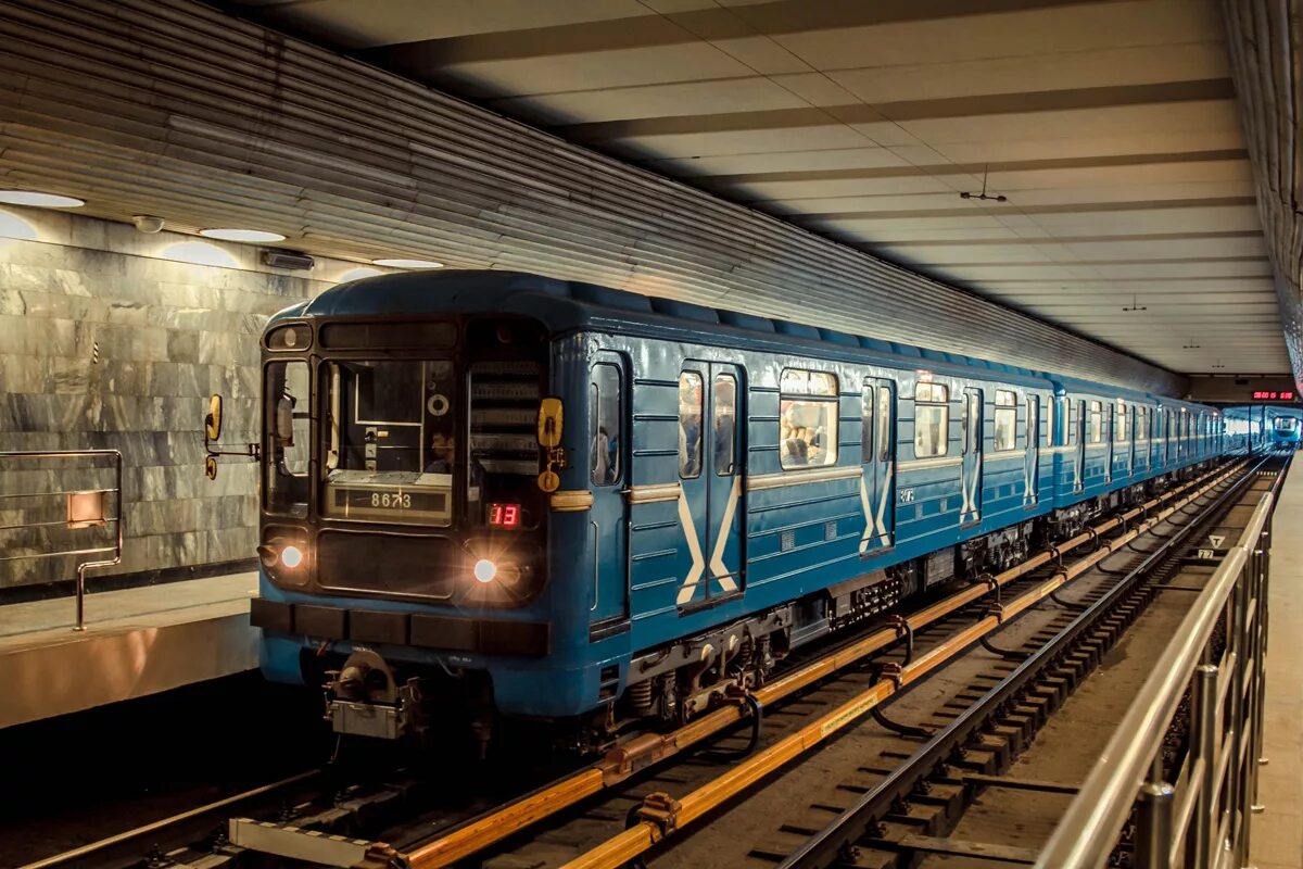 Новосибирский метрополитен новосибирск. 81 717 Новосибирск метро. Вагон метро Новосибирск. 81-717 Новосибирск. 81-717 Номерной Новосибирск.