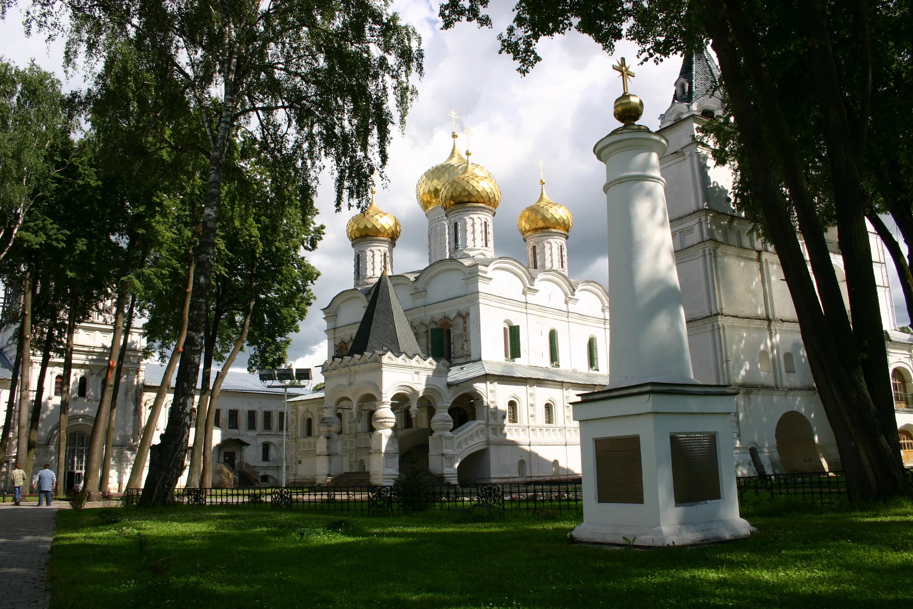 Ансамблей монастыри