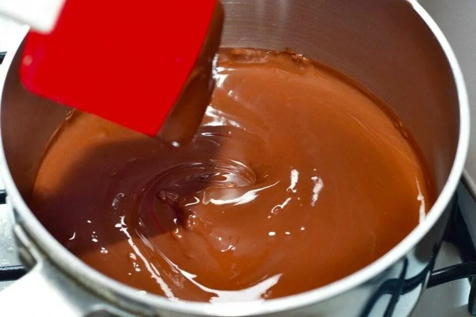 Растопленный шоколад. Водяная баня для шоколада. Молочный шоколад растопленный. Расплавленный шоколад.