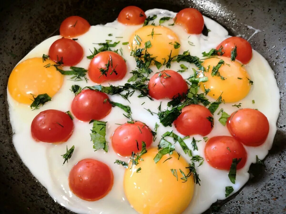 Ветчина яйца помидоры. Яичница из 6 яиц с помидоркой. Яичница глазунья с помидорами. Яичница глазунья с томатами. Яичница с помидорами и сыром.