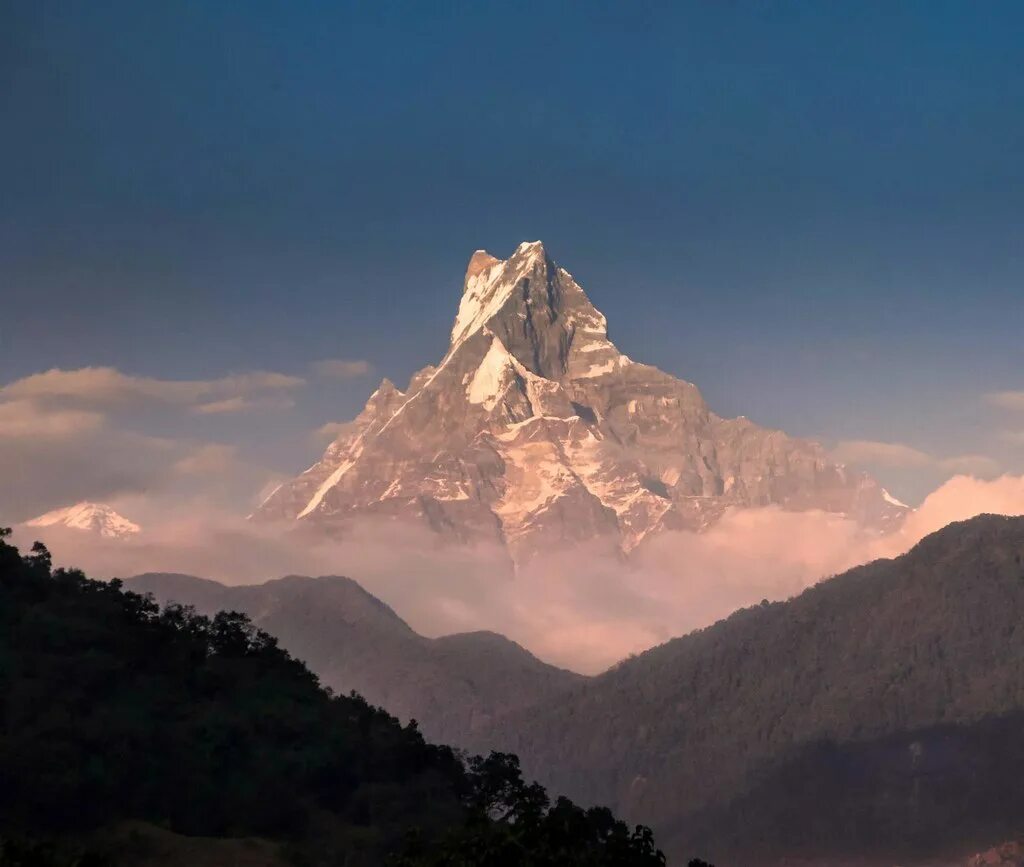 Непал шри. Мачапучаре Непал. Гора Мачапучаре в Непале. Аннапурна и Мачапучаре. Непал гора Аннапурна.