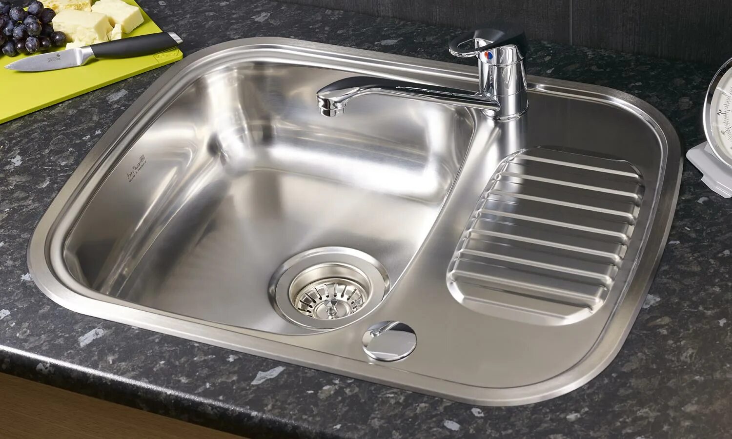 Какую лучше покупать мойку для кухни. Мойка Premial Stainless Steel Sink нержавейка для кухни. Reginox мойки из нержавейки. Мойка из нержавейки для кухни 50х60 врезная. Мойка из нержавейки Mixline 42 на 76.