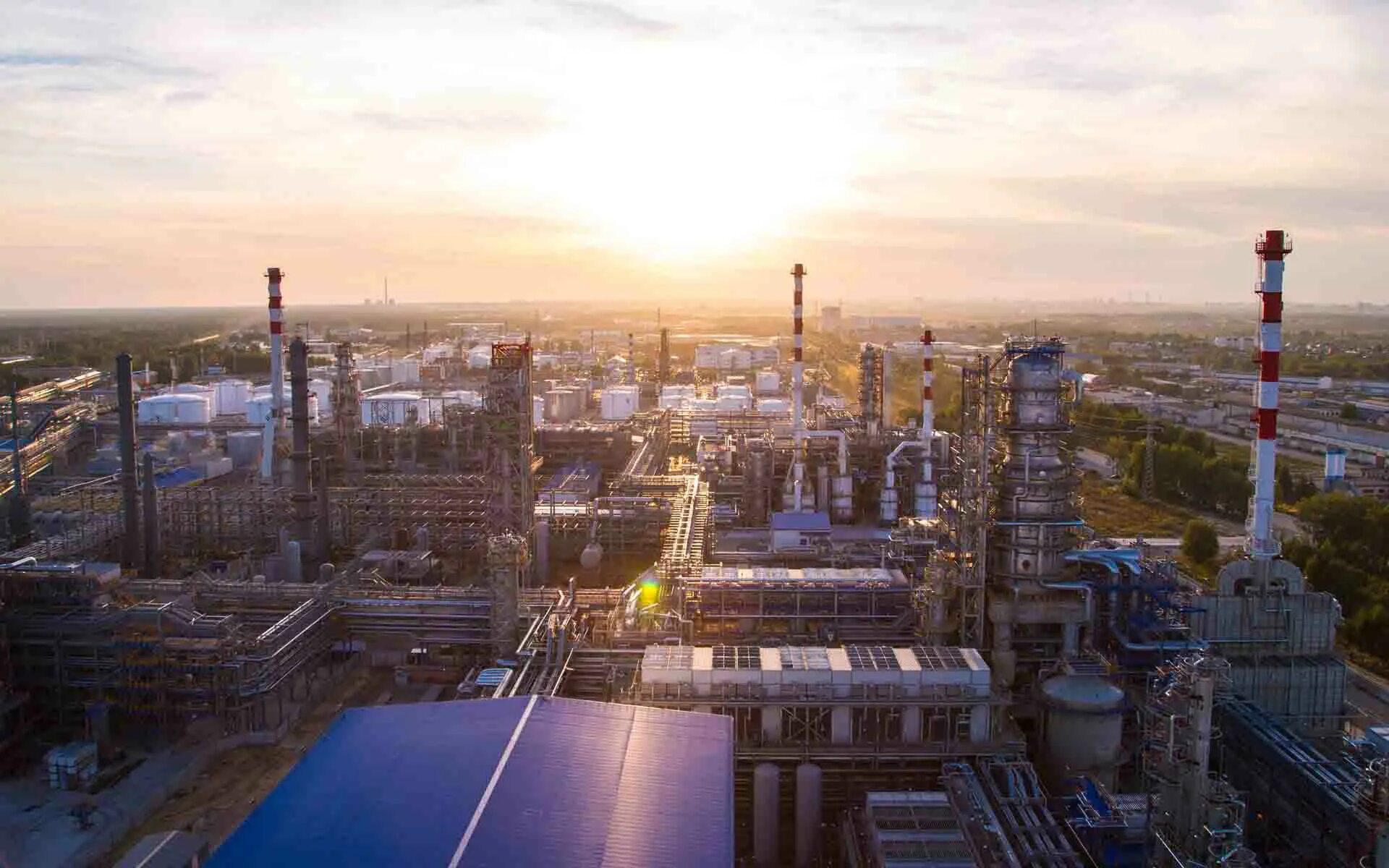 Предприятия тюмени. Антипинский нефтеперерабатывающий завод. нефтеперерабатывающий завод тюмень. антипинский завод тюмень. нефтезавод в тюмени.