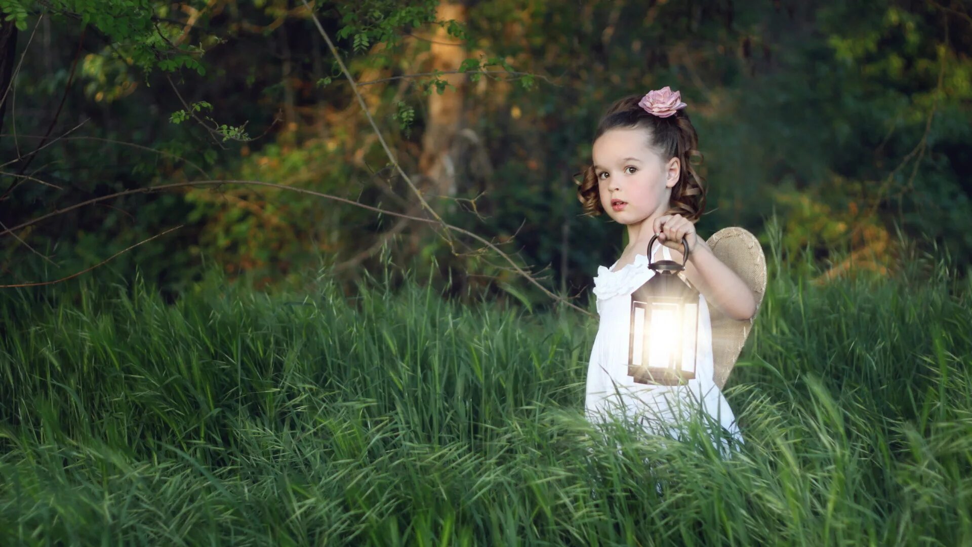 Маленькая девочка где ты была. Девочка в лесу. Детская фотосессия на природе. Детская фотосъемка на природе. Сказочная фотосессия на природе.