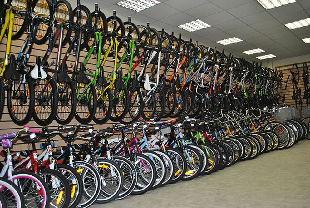 велодрайв. стеллаж для велосипедов. склад велосипедов. велосипеды electra garden city. большой магазин велосипедов.