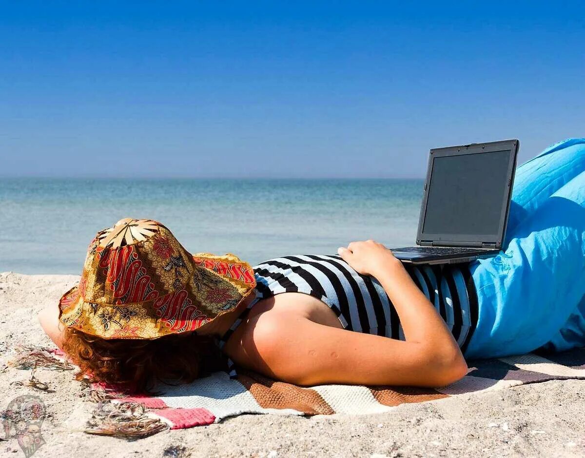 Отдыхать на море. Девушка с ноутбуком на пляже. Отпуск у моря. Лето отпуск.