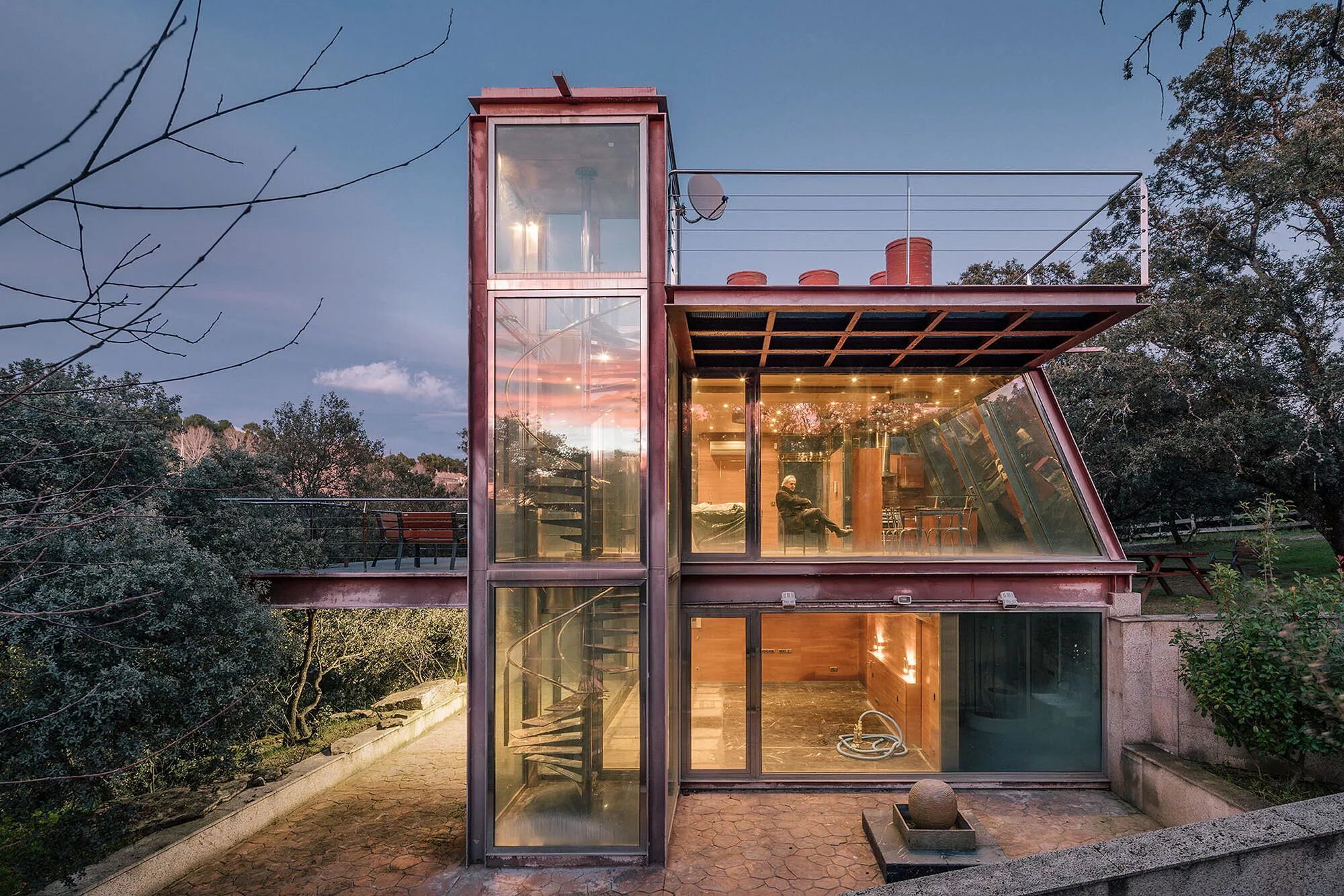 Жизнь в стеклянном доме. Hidden Pavilion, Испания.. Стеклянный дом Филипа Джонсона. Дом из стекла. Дом со стеклянным фасадом.