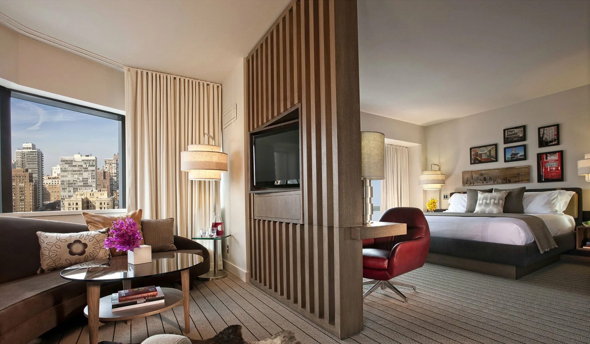 окно между двумя комнатами. окно в перегородке между комнатами. межкомнатные окна в интерьере. межкомнатные окна в интерьере. перегородка с окном.