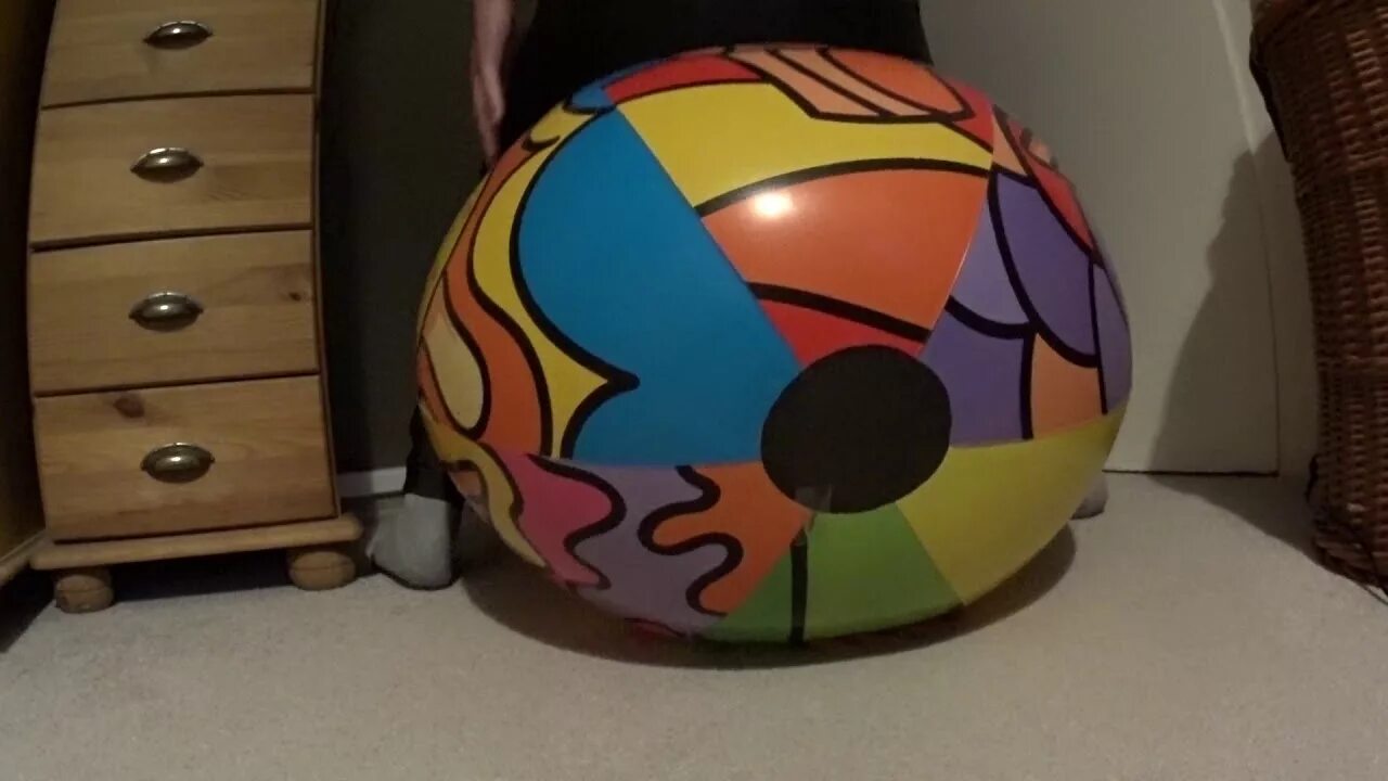 Beachball sit pop. Большие надувные мячи. Сидя на надувном шаре. Девушка на пляжном мяче. Beachball pop.