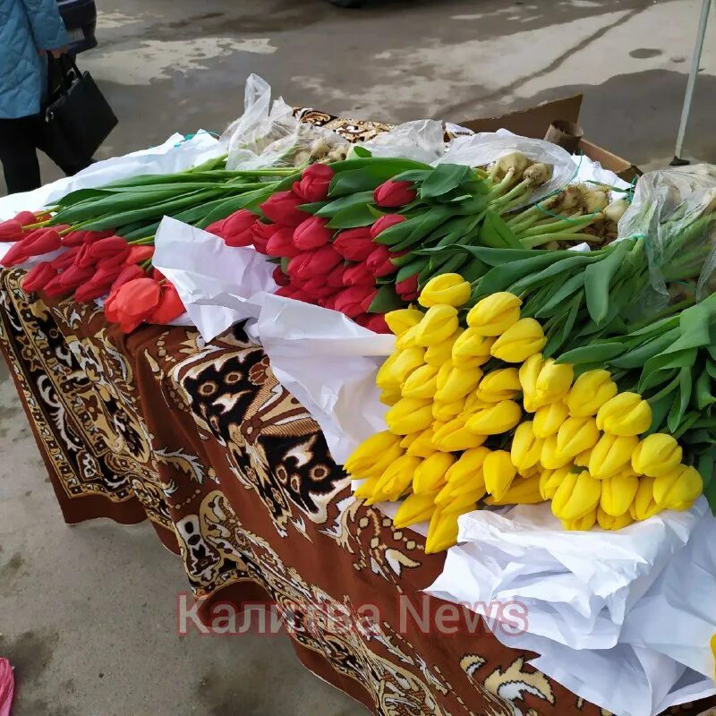 букетик из нечетного количества цветов. нечётные числа цветов. торгует тюльпанами. тюльпаны стоят 30 рублей за штуку. нечётные числа цветов.