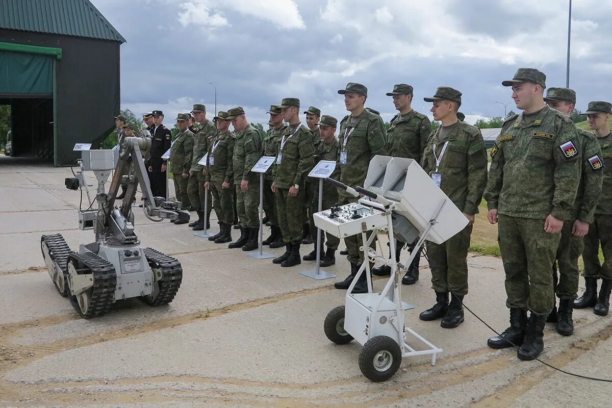 Военный инженер. Что такое робот слайд. Робототехника в армии. Военный инженер. Хнурэ разработки для армии.