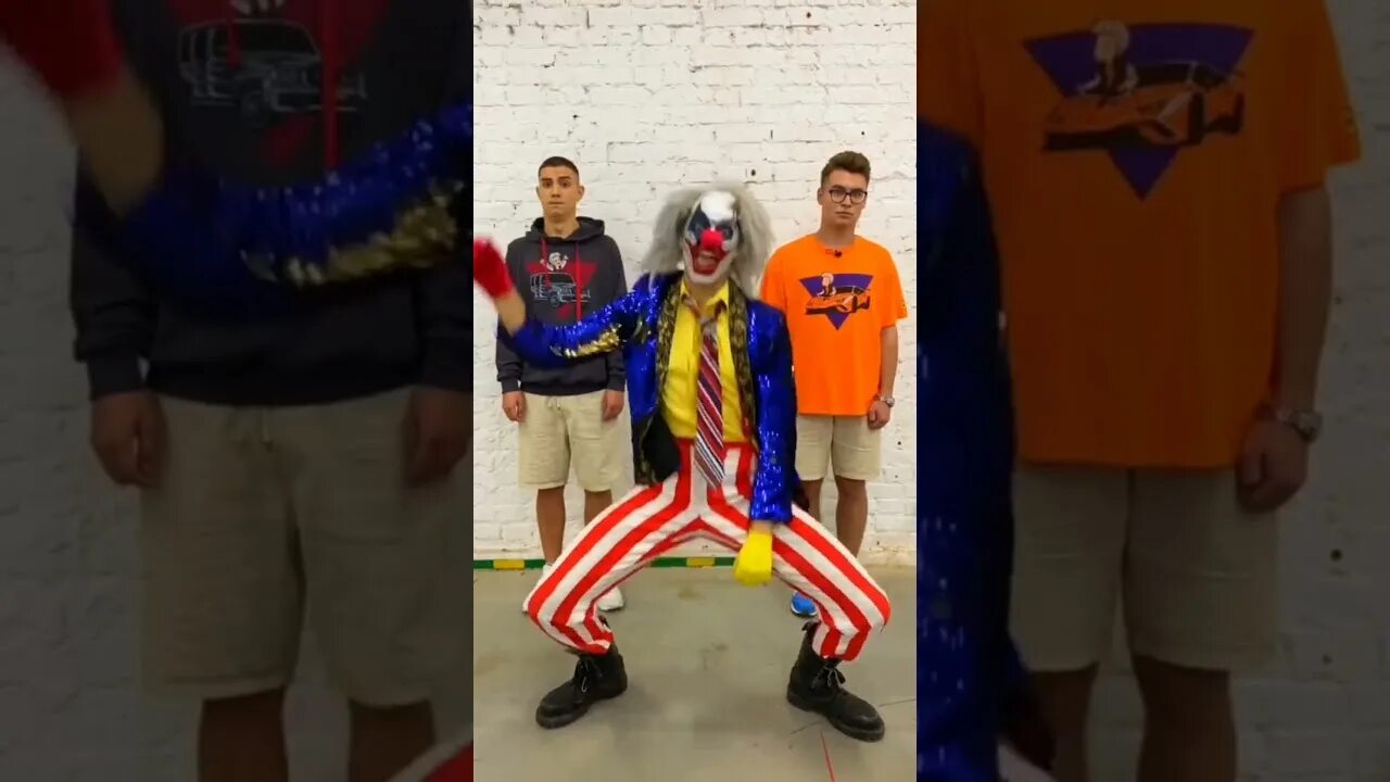 Клоун тикток фото. Клоун а4 тик ток. Клоун а4 тик ток. Девушки челлендж клоуна тик ток. Клоуны тик ток.
