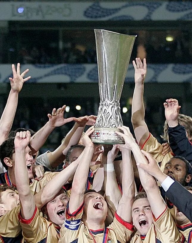 Поднимите кубок. Спортсмен с кубком. Поднимите кубок. Держит кубок. Кубок победителя.