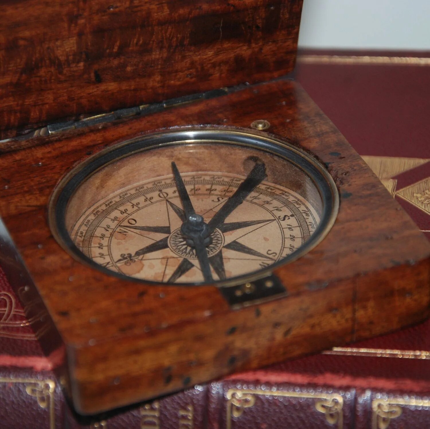 Компас германа. Немецкий компас. Antique Compass. Немецкий компас 19 века. Компас Винтаж оранжевый.