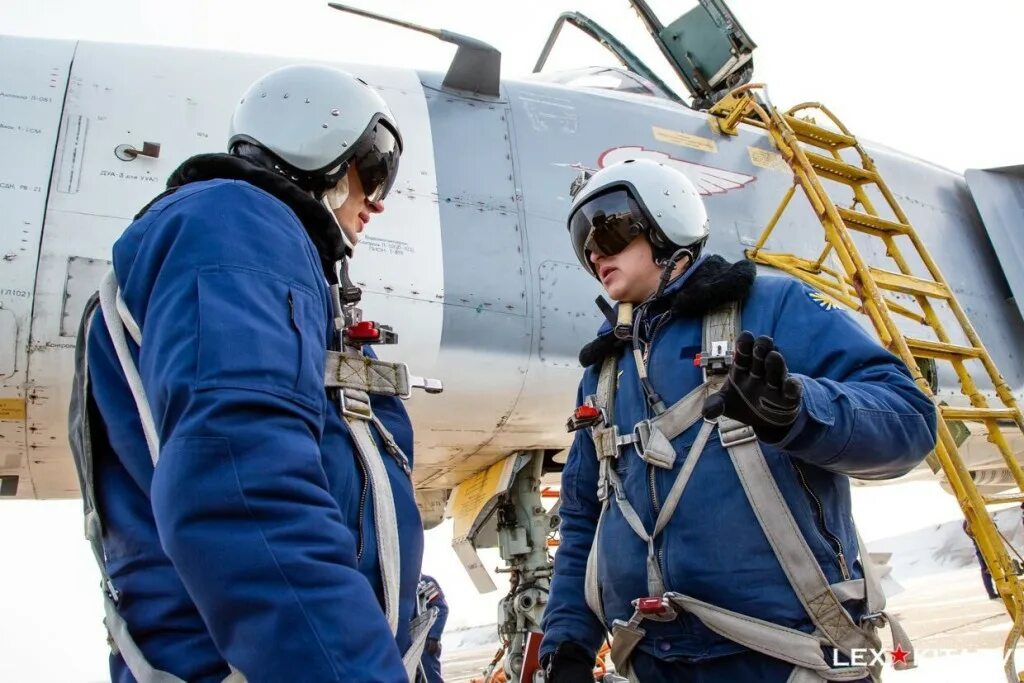 Кейт гэджи пилот. Ан 225 кокпит. День штурманской службы ввс рф. Кабина ил 76 внутри. Ан 26 кабина радиста.