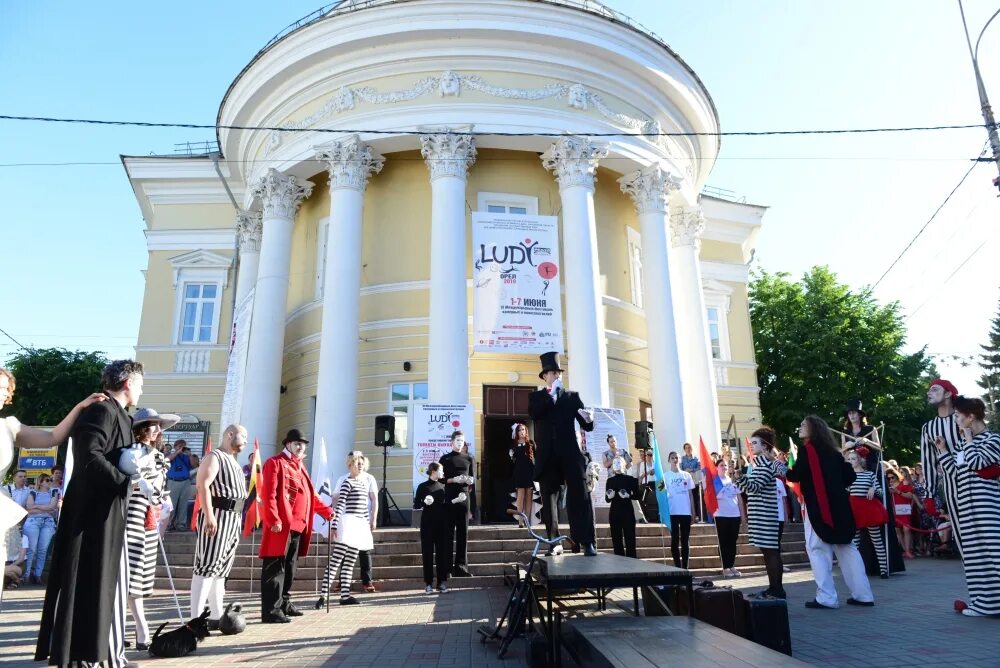 Люди свободное пространство. Театр свободное пространство орел. театр тюз орел. театр свободное пространство орел фото. здание тюз орел.