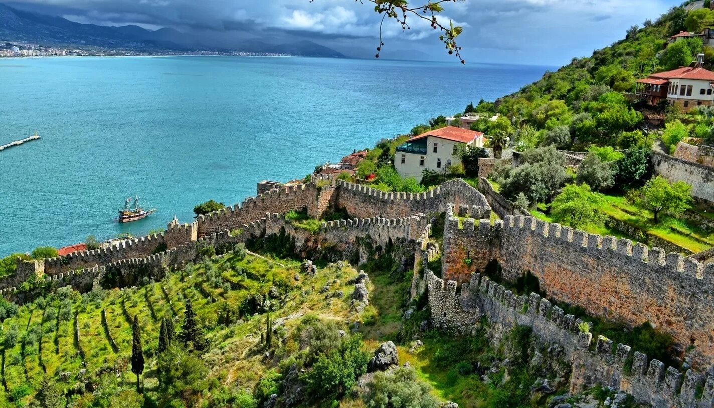 Alanya turkey. Аланья (Турция). Пляж улаш Алания. Анталия Турция крепость. Аланья крепость.