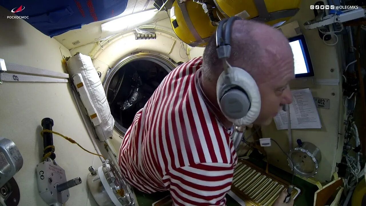 Заливают массу мкс. Белорусы в космосе люки открыты. Белорусы в космосе люки открыты. Люк космического корабля. Белорусы в космосе люки открыты.