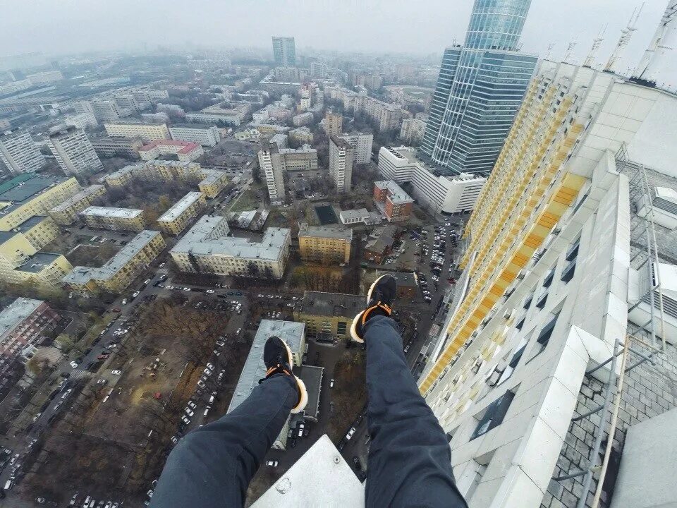 Видео от первого лица холл. Вид с крыши от первого лица. Край крыши. Руферы зимой. Вид с крыши зимой.