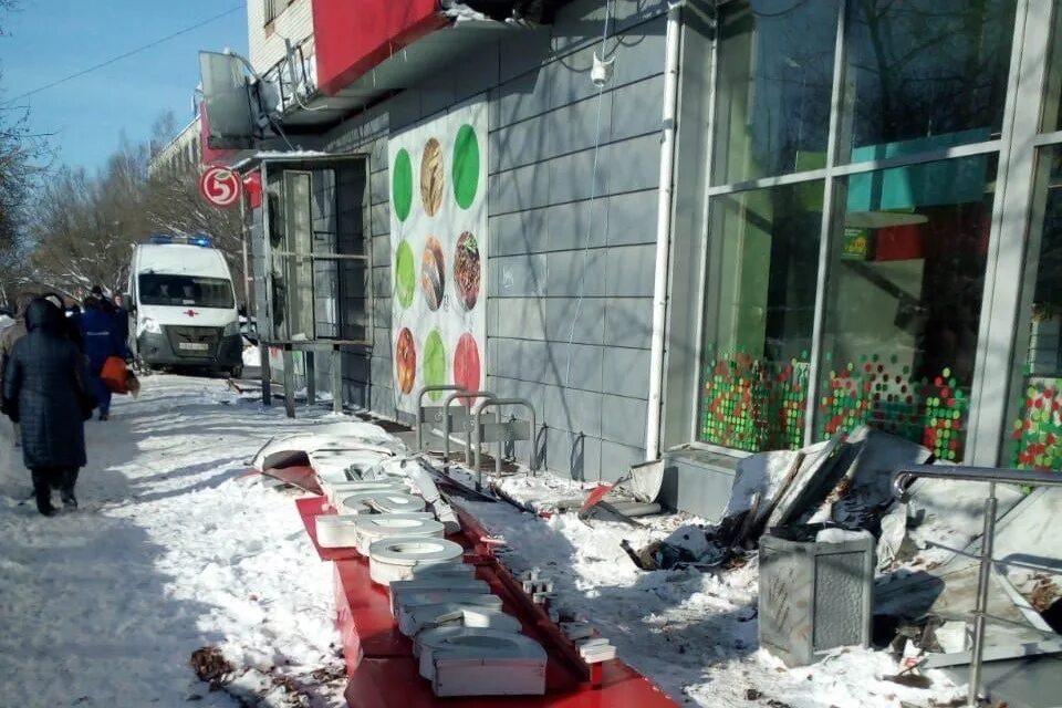 Нижегородка пятерочка. Светофор упал. На женщину упала глыба льда. Шкаф падает на ребенка. Рухнул стеллаж с алкоголем в пятерочке.