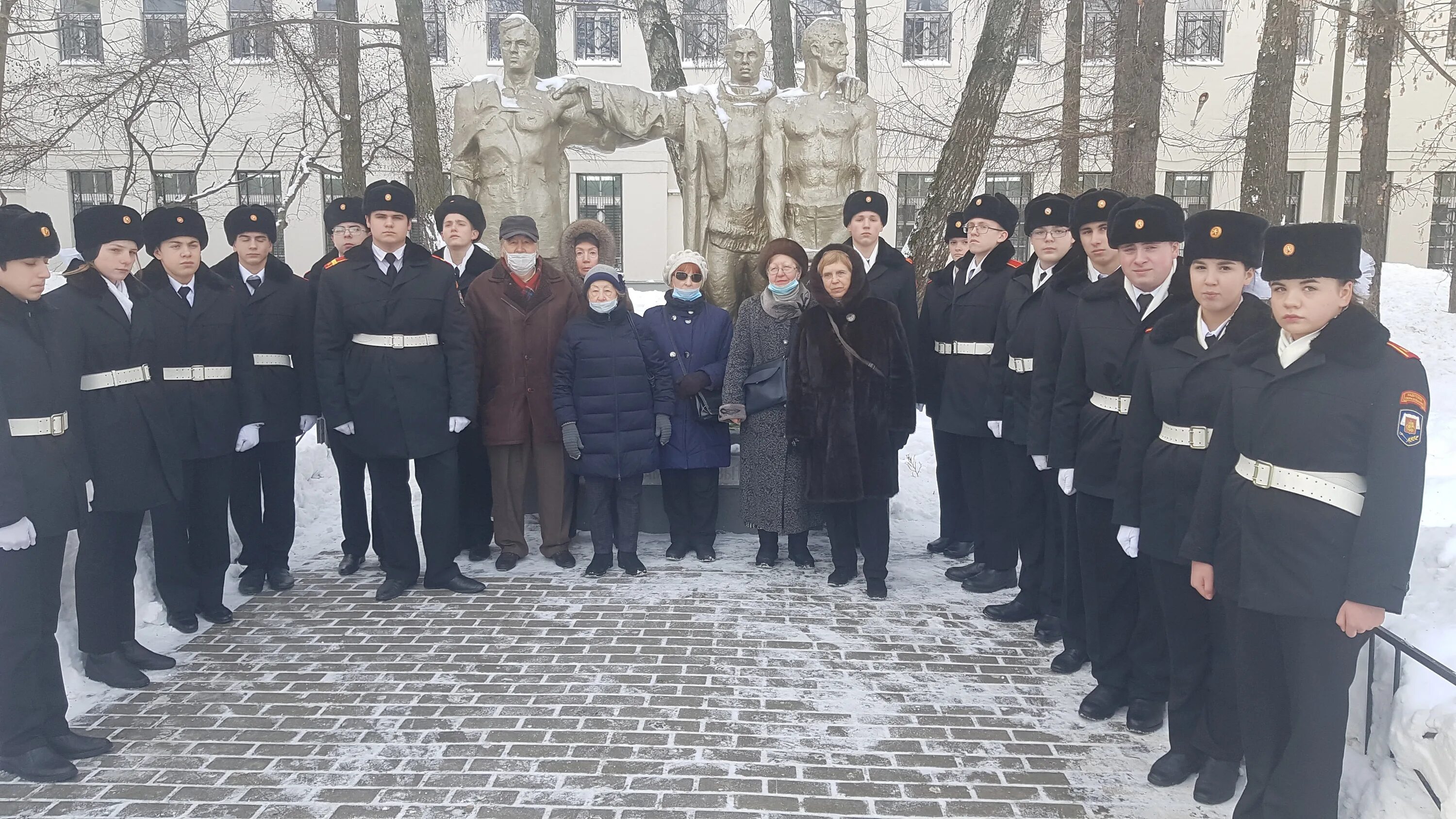 Маршала говорова 167. Школа 167 имени Маршала Говорова. Школа 167 Москва. Памятник Говорову в школе 167 в Москве. Работники школы 167 им Говорова.