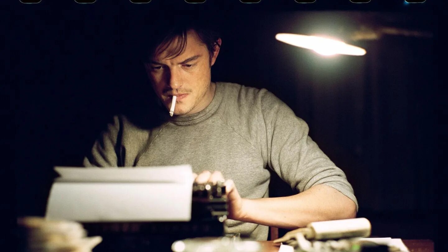 Сценарист за работой. Журналист писатель. Исател. Screenwriter – scenarist (сценарист. Начинающий сценарист.