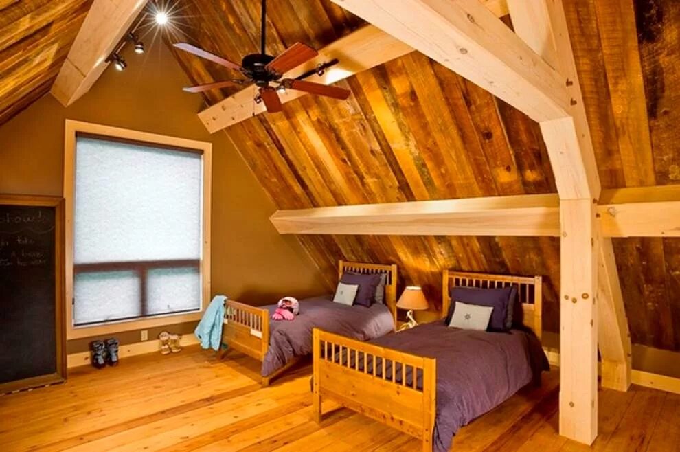 Обустройство мансарды. Отделка мансарды на даче. Отделка мансарды на даче. Дачная мансарда. Чердак мансарда.