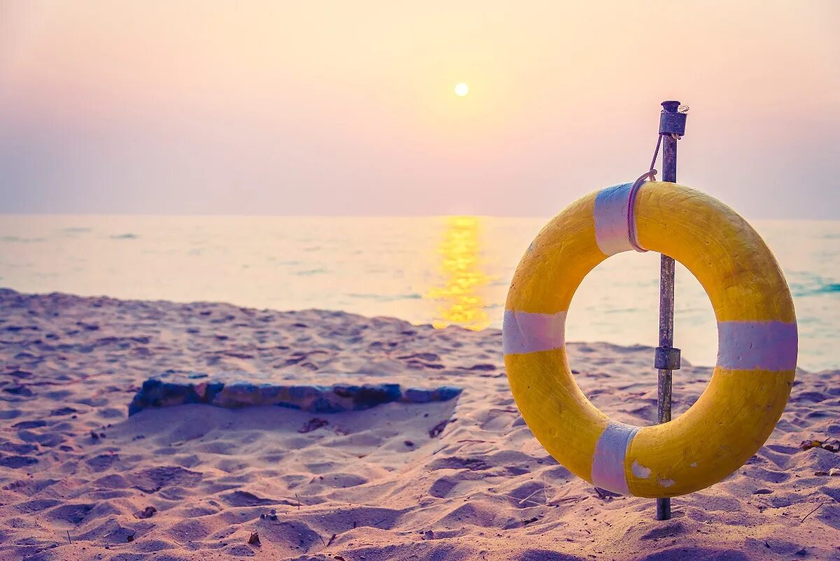 Со спасательным кругом. Спасательный круг. Развлечения на воде. Человек со спасательным кругом. Море со спасательным кругом.